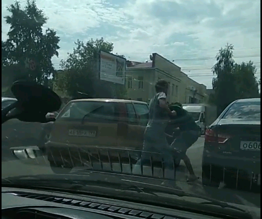 Видео: в центре Кирова на перекрестке подрались водители