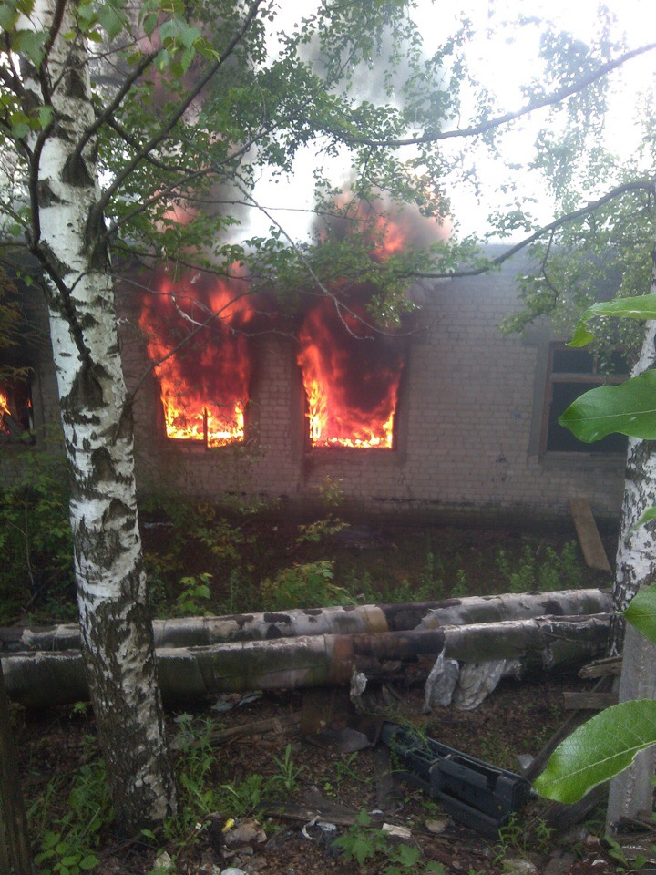 В Кирове снова горит заброшенное здание КВАТУ