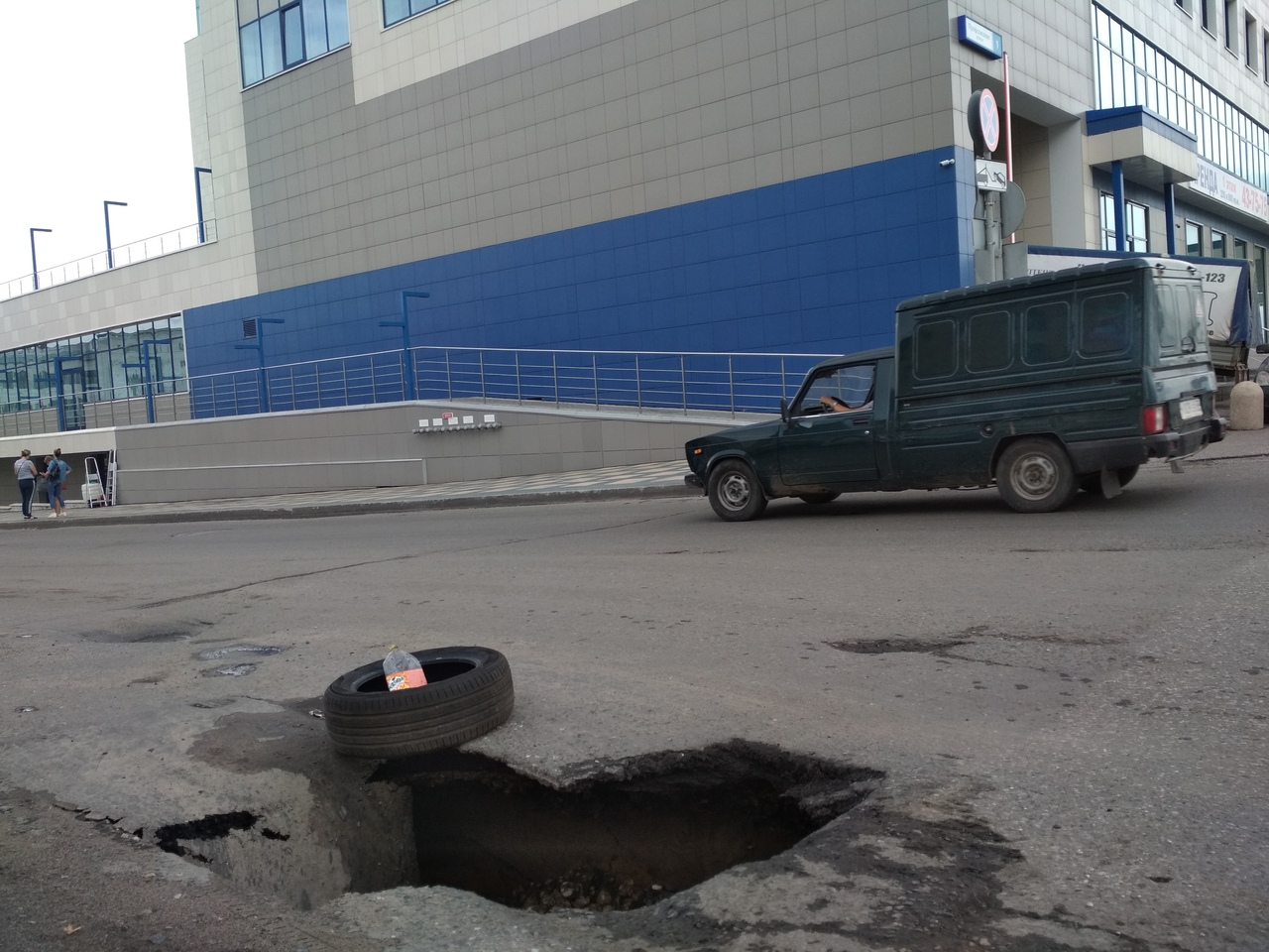 В Кирове у бизнес-центра обвалился асфальт: яма растет каждый день