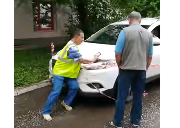 Видео: в Кирове водитель Mazda наехал на коммунальщика, не пускающего за огороженный участок