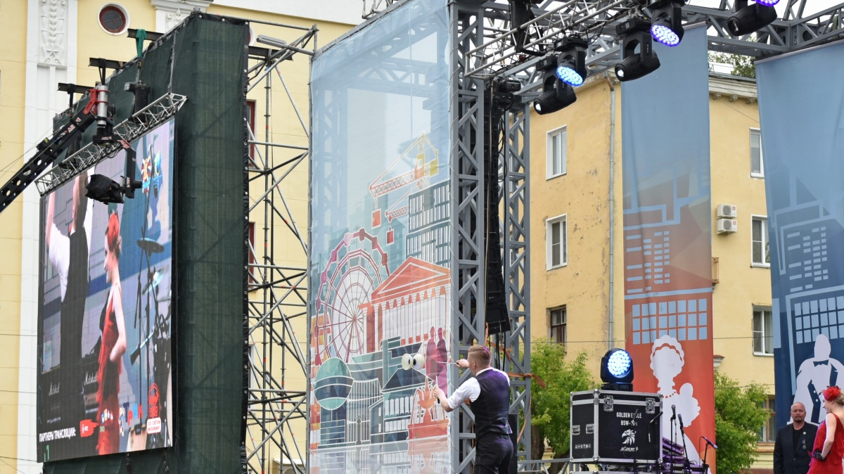 Для просмотра матчей на Театральной площади установят 8-метровый экран