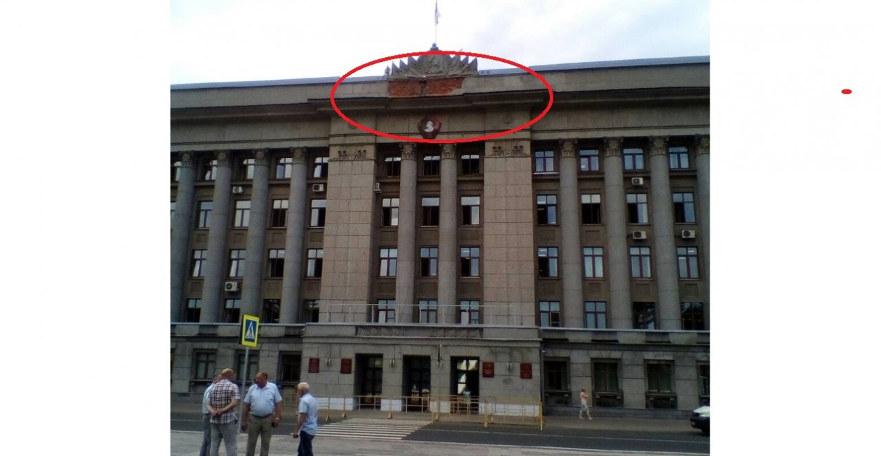 В правительстве Кировской области прокомментировали обрушение фасада своего здания
