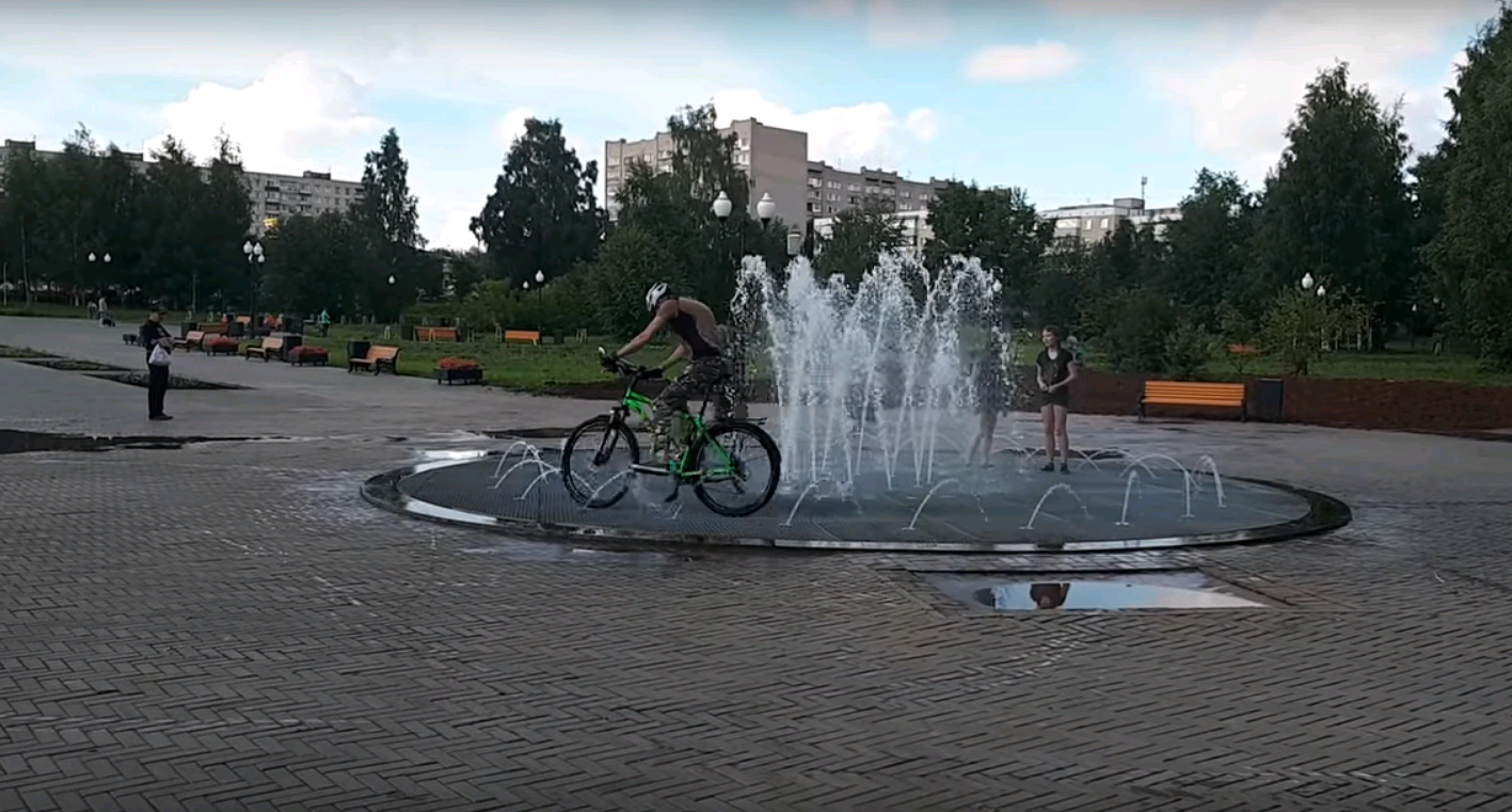 Кировчане используют городские фонтаны для мытья обуви и велосипедов