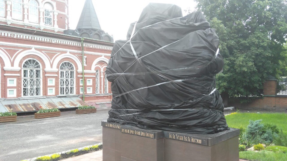 В Кирове поставили памятник царской семье у Серафимовского собора