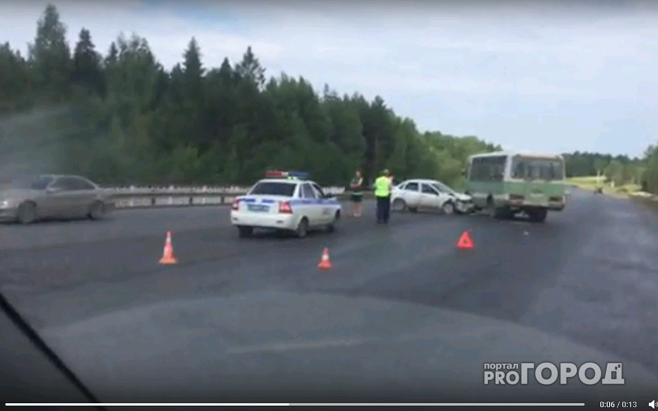 Видео: в Кирове столкнулись «Лада Гранта» и автобус дорожников