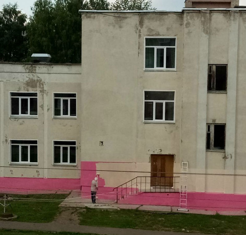 Власти объяснили, почему фундамент школы в Кирове покрасили в ярко-розовый