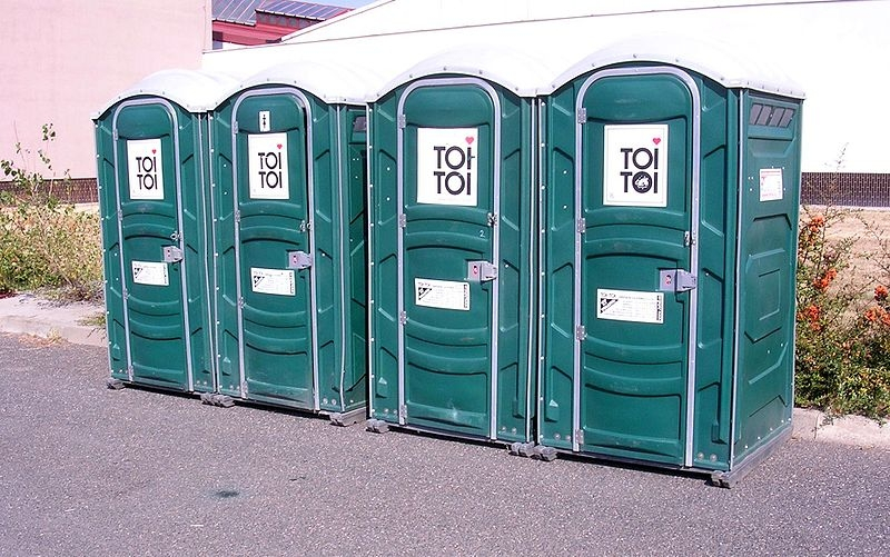 В Кирове поставили общественные туалеты, которыми нельзя воспользоваться
