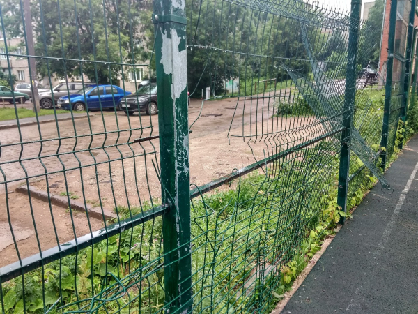 Активисты нашли в Кирове несколько опасных детских площадок