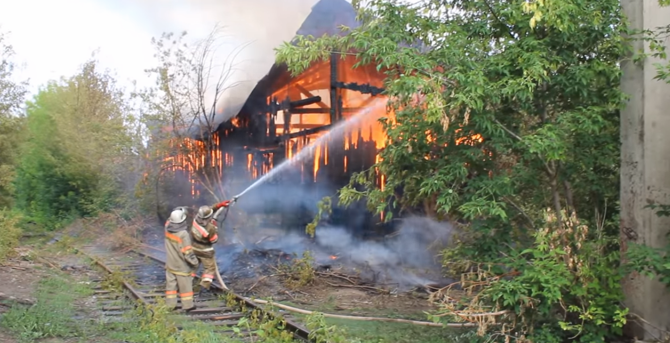 Крупный пожар на складе в Кировской области: с пламенем боролись 28 спасателей