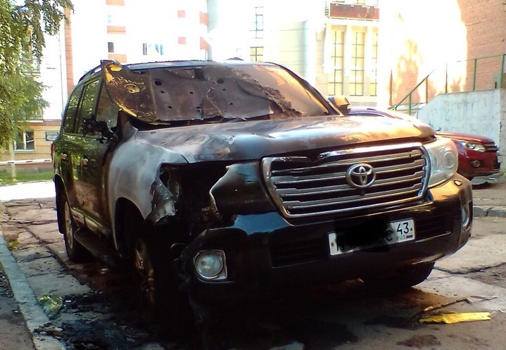 Ночью в Кирове вспыхнула Toyota Land Cruiser
