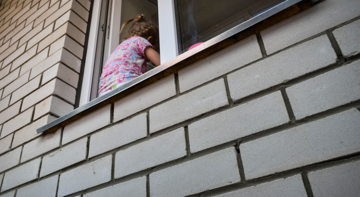В Кирове выпала 2-летняя девочка со второго этажа и не получила травм