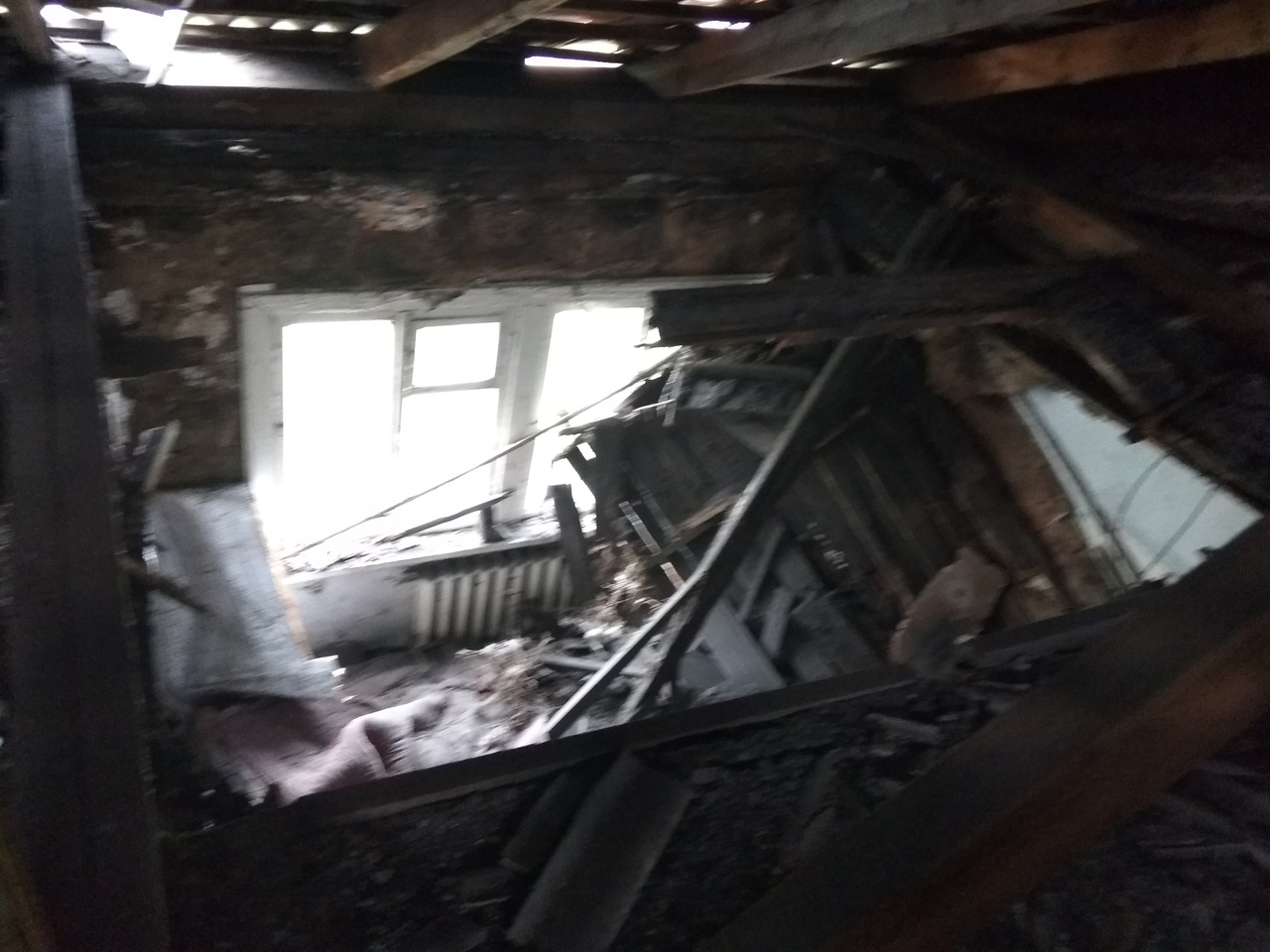 В одном из жилых домов Кировской области в квартире обвалился потолок