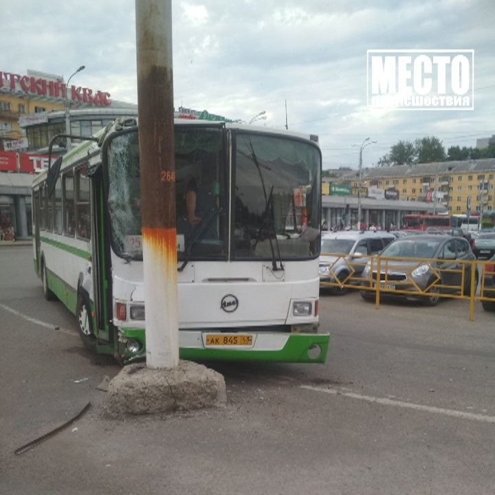 Водитель рейсового автобуса о ДТП на Комсомольской: «Я не заметил столб»