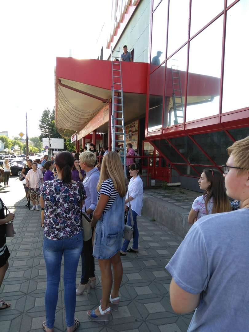 В Кирове эвакуировали посетителей торгового центра на Пролетарской