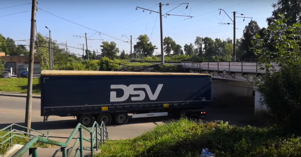 Видео: в Котельниче водитель фуры мастерски развернулся перед путепроводом