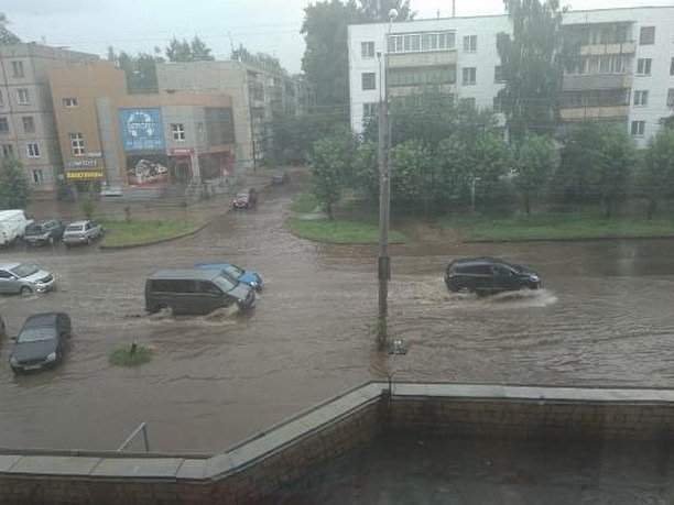Из-за дождя в Кирове затопило улицу Московскую и проспект Строителей