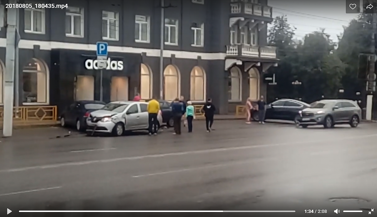 Видео: четыре машины столкнулись у Центральной гостиницы