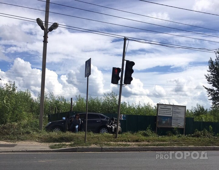 ДТП на Луганской: после столкновения с «Газелью» Nissan вылетел с дороги