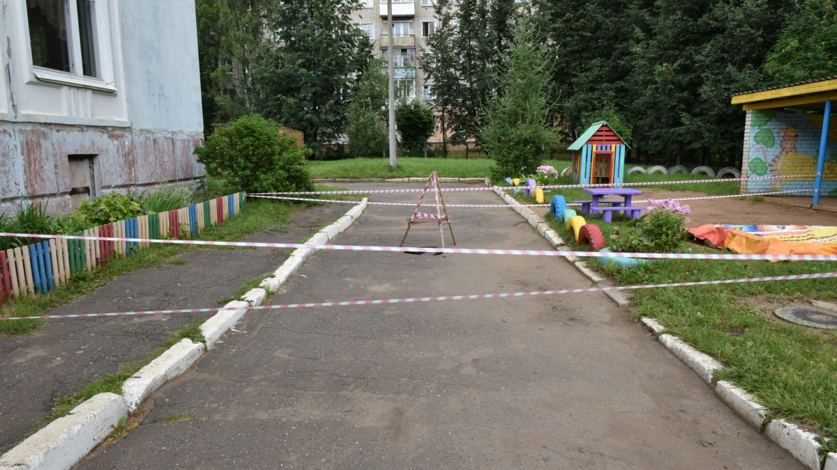 В Кирове на территории детского сада провалился асфальт