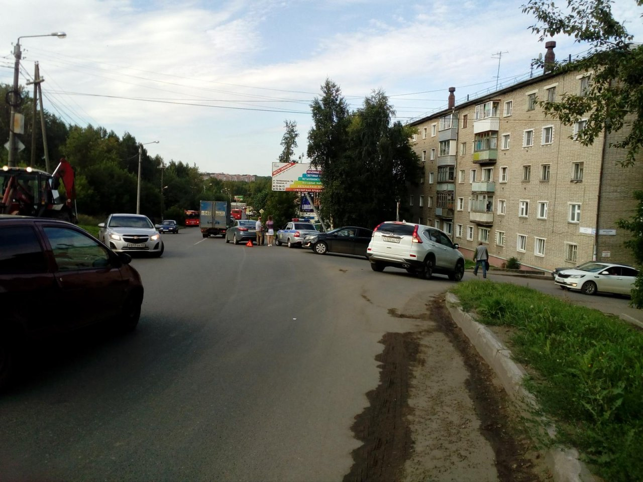 В Кирове на улице Лепсе иномарка сбила женщину на велосипеде