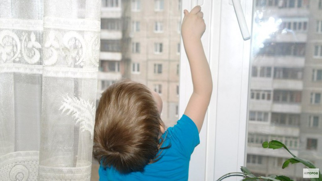 В Кирове мальчик пытался  залезть в квартиру через балкон и сорвался
