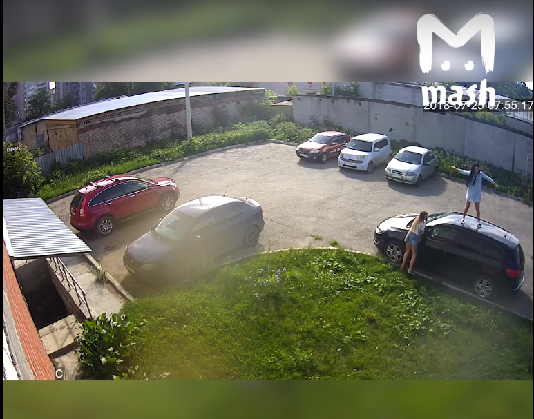 Видео: в Кирове девушки танцевали на крыше чужой машины, а потом пытались ее разбить