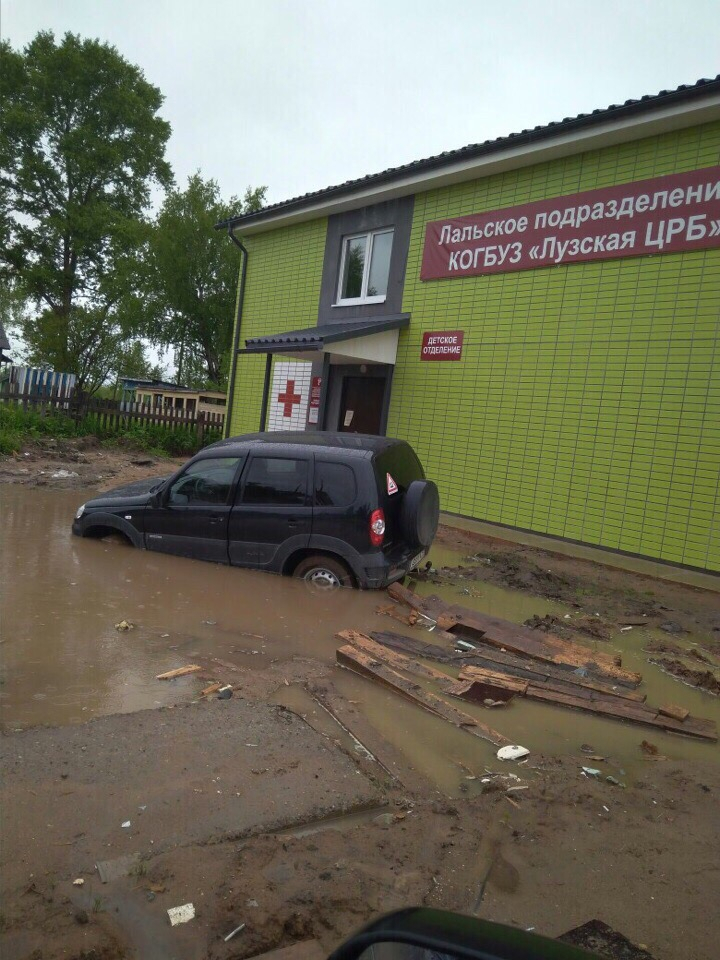 В минздраве прокомментировали фото утонувшей "Нивы" у новой больницы в Лальске