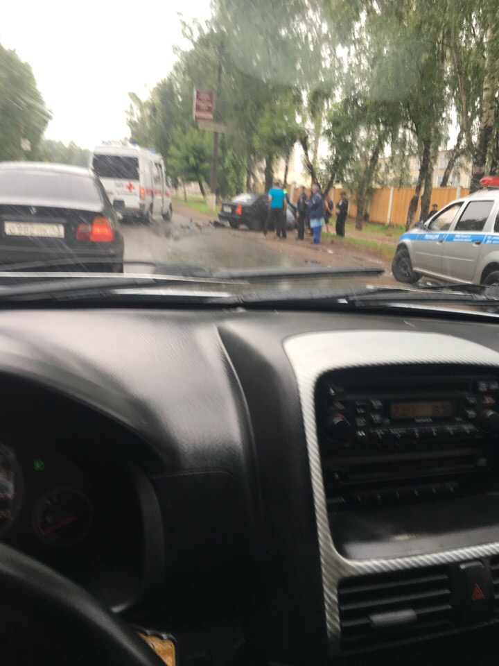 В Кирове столкнулись иномарка и рейсовый автобус: есть пострадавшие