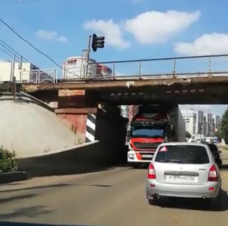 В Кирове фура заблокировала проезд в Чистые пруды