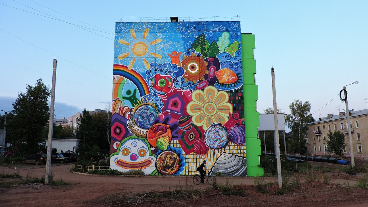 В Кирове художник разрисовал фасад 5-этажного дома