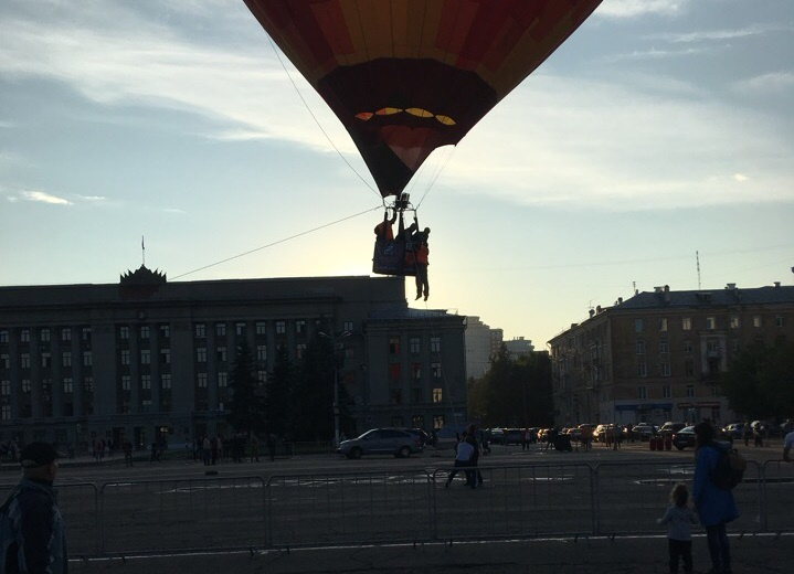 На Театральной площади из воздушного шара чуть не  выпал человек