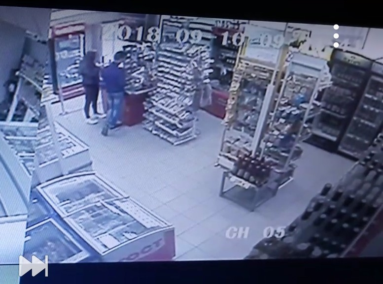 «Когда вернулся, вещей в ячейке уже не было»: на видео попала кража в кировском супермаркете
