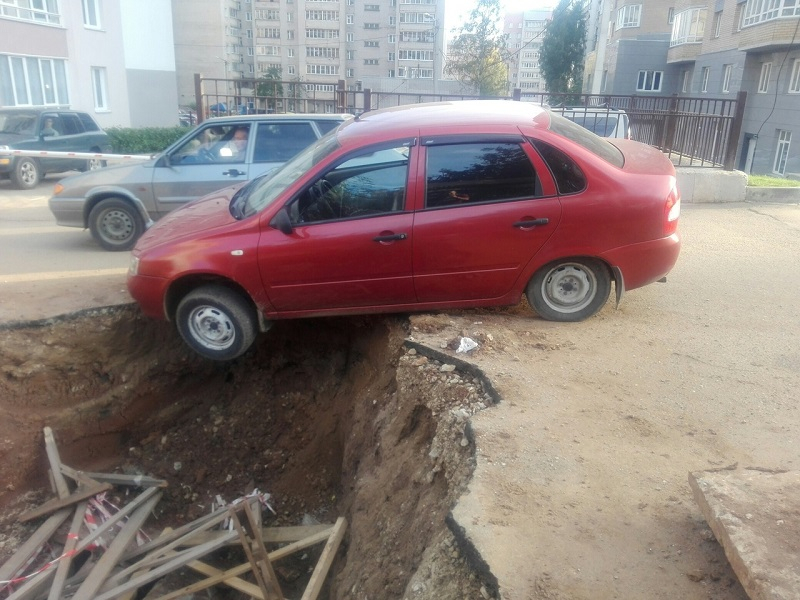 В Кирове на Сурикова автомобиль попал в огромную яму