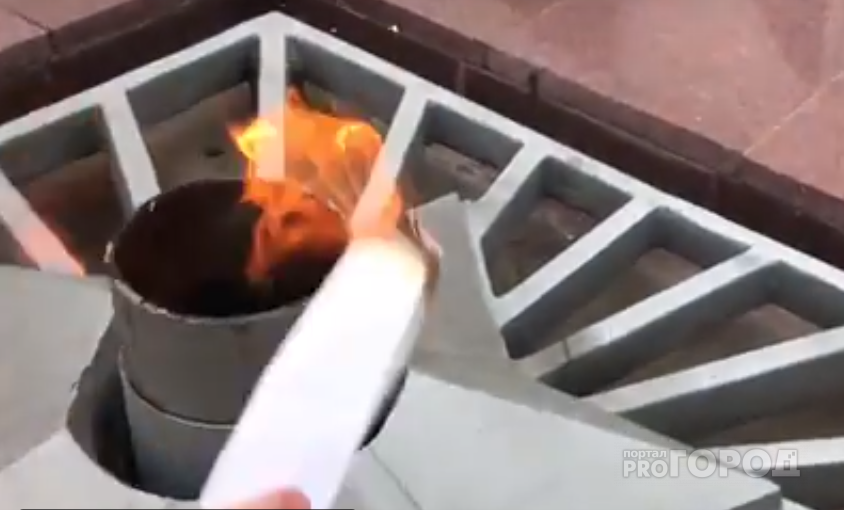 Кировчанин с помощью самодельного факела зажег Вечный огонь, погасший из-за ветра