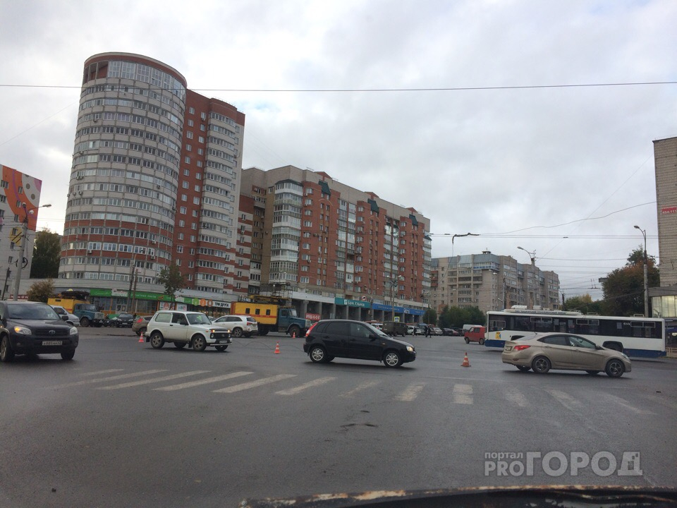 Фура оборвала троллейбусные провода: движение по Комсомольской затруднено