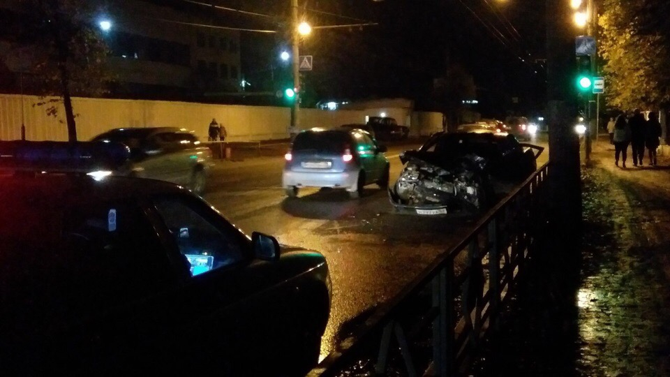 У школы №56  столкнулись две легковушки