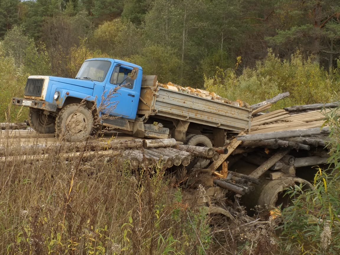В Оричевском районе грузовик провалился на  мосту