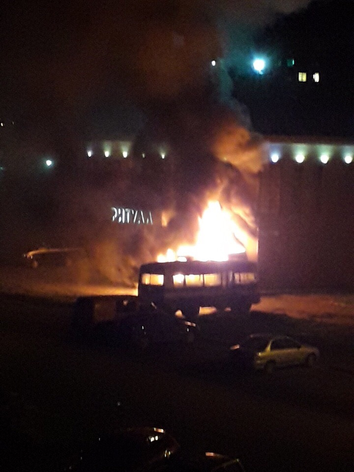 Ночью у «Ритуала» в Кирове сгорел микроавтобус
