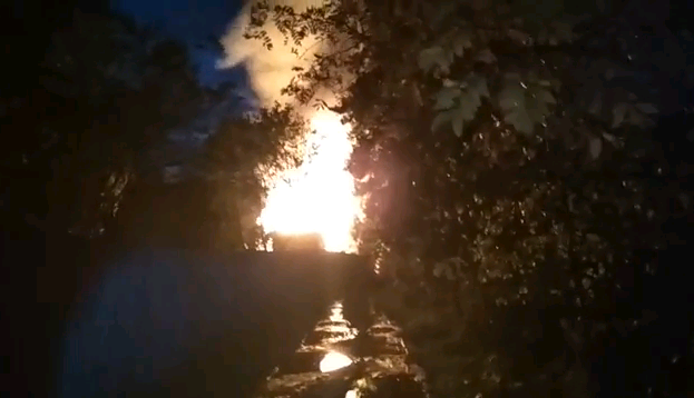 Видео: 11 человек тушили пожар в садовом доме в Кирове
