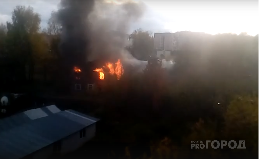В Нововятске вспыхнул двухэтажный дом: рядом с местом ЧП видели двух мальчиков