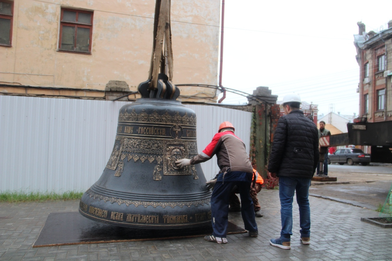 К Спасскому собору привезли 5-тонный  колокол