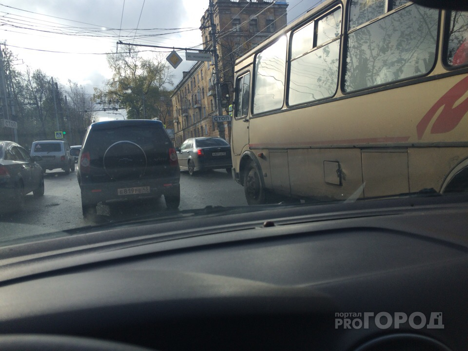На перекрестке Московской и Октябрьского проспекта упал светофор: движение затруднено