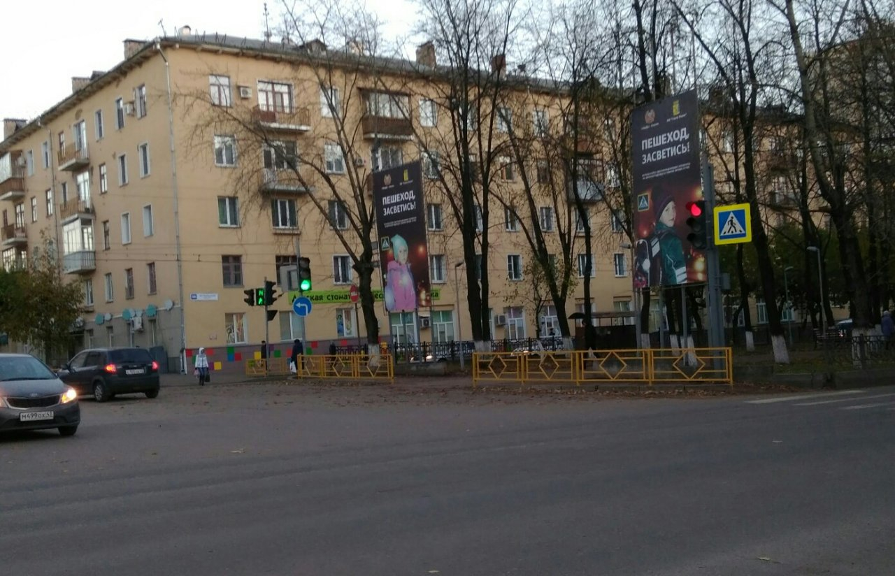 На аллее Октябрьского проспекта убрали часть недавно выставленных ограждений