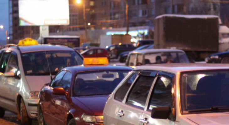 В Нововятске пассажир пытался задушить таксиста