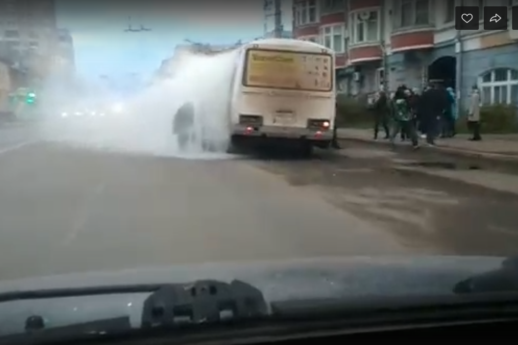 Очевидцы: «Утром в центре Кирова на ходу загорелся «пазик»