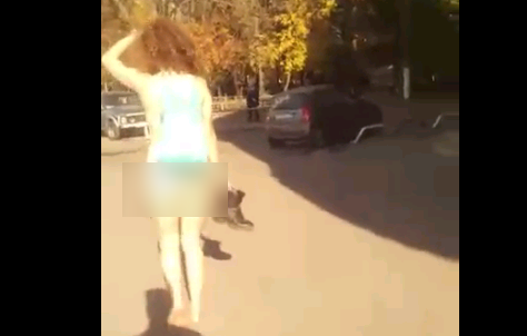 На улицах Кирово-Чепецка была замечена абсолютно голая девушка