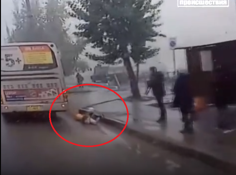 Появилось видео падения ребенка из автобуса на улице Московской
