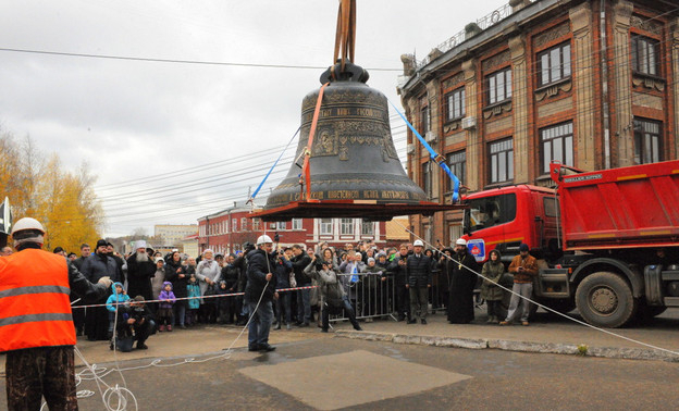 На Спасский собор в Кирове установили 5-тонный колокол