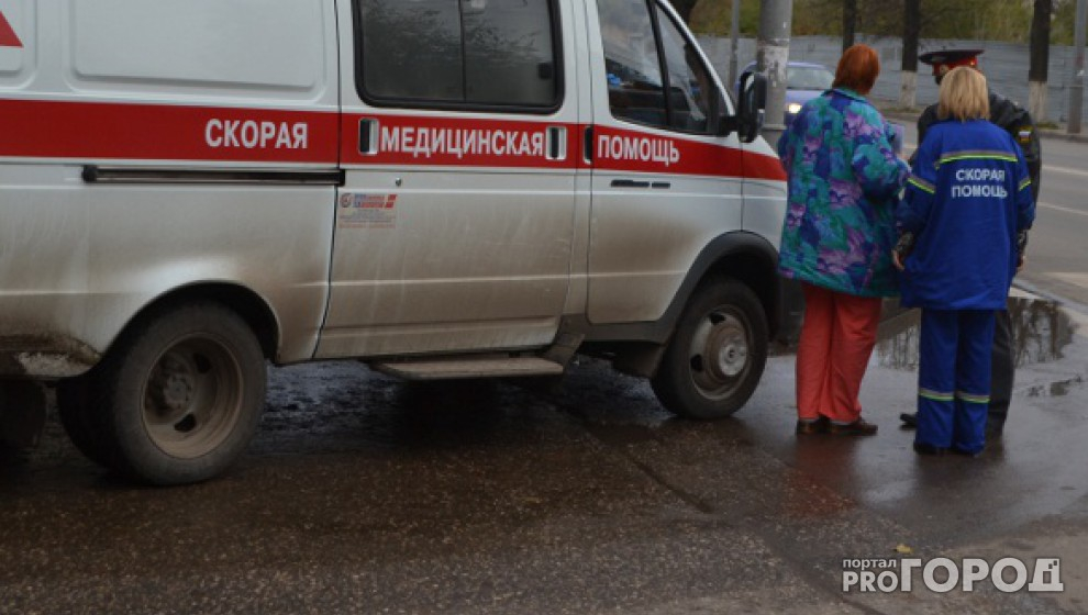 В Кирове машину от удара отбросило на пешеходов: есть пострадавшие
