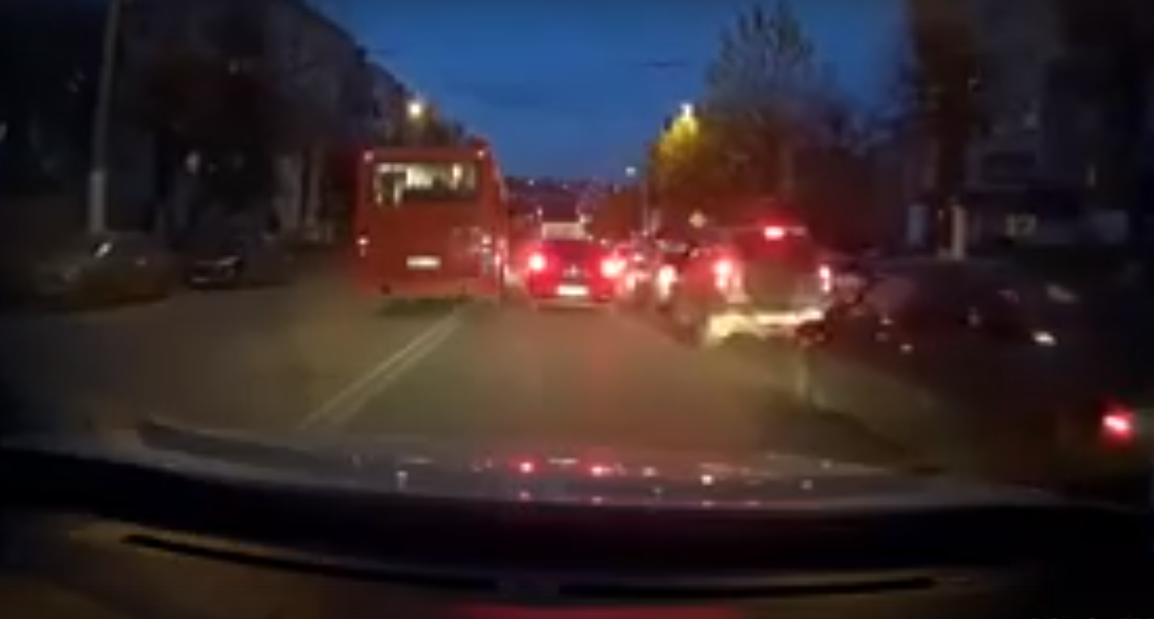 Видео: на Ленина автобус объехал пробку по встречке через двойную сплошную